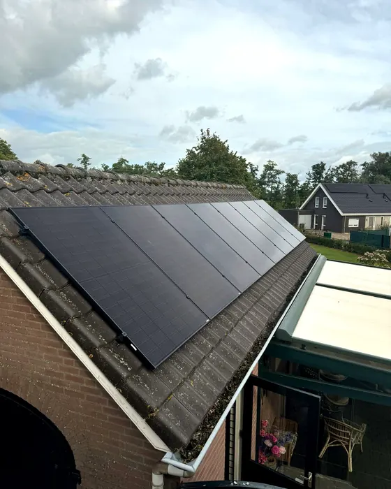 Zwarte zonnepanelen op een schuin pannendak
