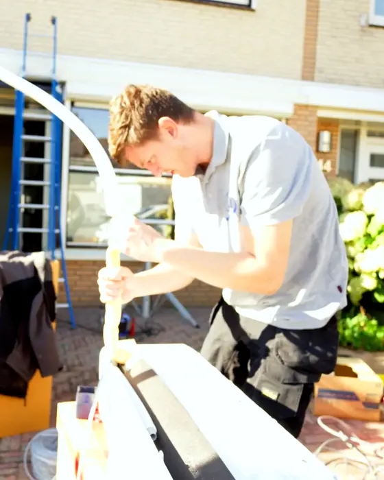 Monteur van Mafeli aan het werk bij een woning
